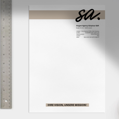 Weißes Blatt mit minimalistischem Design, oben markiert mit "SA." und Kontaktinfos.