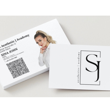Visitenkarte mit QR-Code, Logo und Bild einer Frau in einem professionellen Outfit.