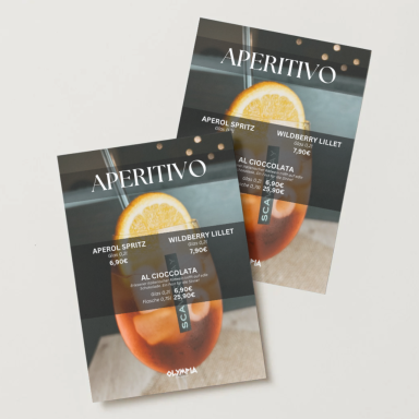 Zwei Aperitivo-Menü-Dokumente mit einem Getränk und einer Orangenscheibe.
